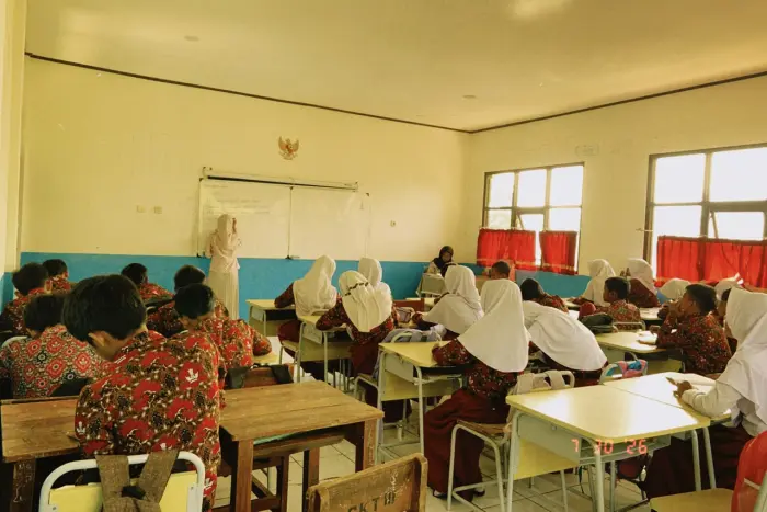 Artikel KKN Universitas Al Ghifari: Hari ke-18 KKN: Meningkatkan Literasi Digital dan Kebersamaan Masyarakat Melalui Edukasi dan Persiapan Peringatan Hari Besar Nasional
