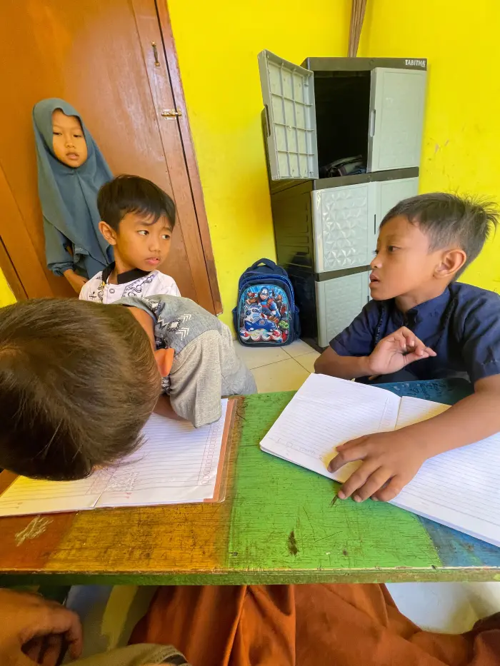 Artikel KKN Universitas Al Ghifari: Menanamkan Nilai Keislaman Sejak Dini: KKN Simpul Bagja Mengajar di Madrasah Desa Lebakwangi
