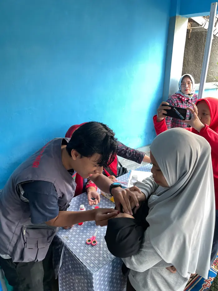 Artikel KKN Universitas Al Ghifari: Mahasiswa KKN Kelompok 31 Dampingi Kegiatan Posyandu dalam Pemberian Vitamin A dan Obat Cacing